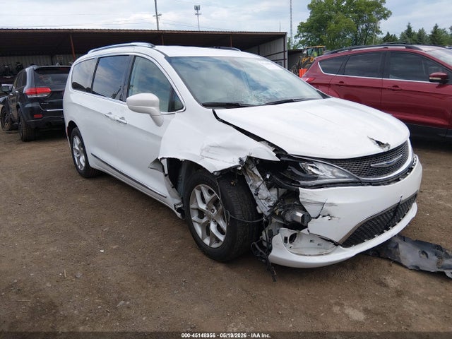 Salvage Chrysler Pacifica Image