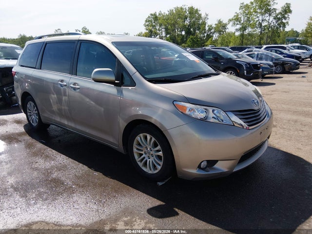 Salvage Toyota Sienna Image