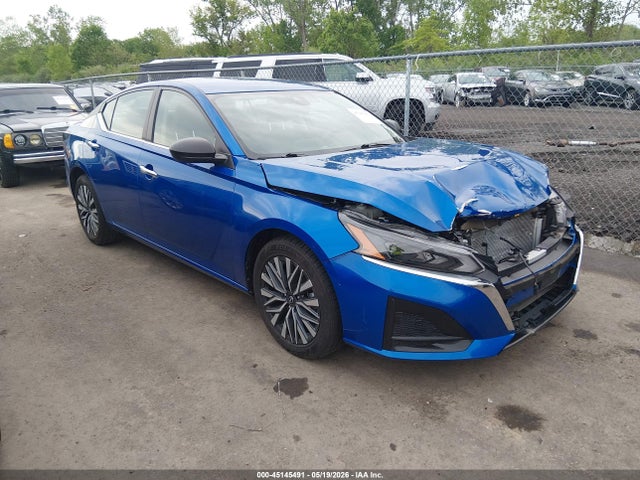 Salvage Nissan Altima Image