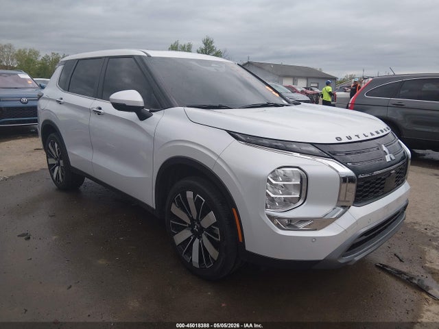 Salvage Mitsubishi Outlander Image