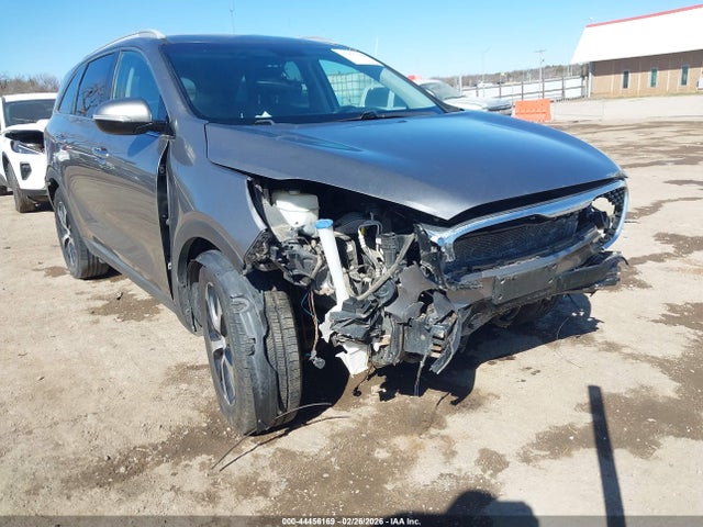Salvage Kia Sorento Image