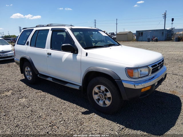 Salvage Nissan Pathfinder Image