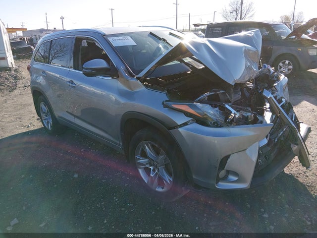 Salvage Toyota Highlander Image
