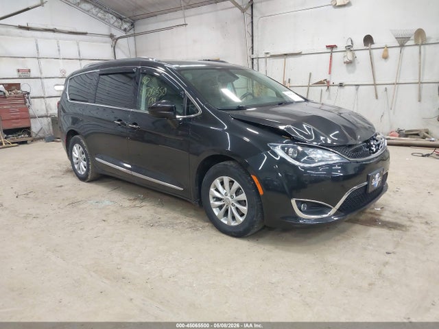 Salvage Chrysler Pacifica Image