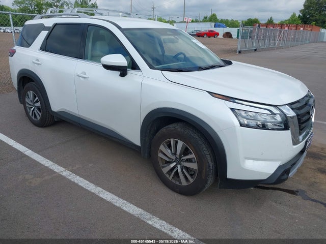 Salvage Nissan Pathfinder Image
