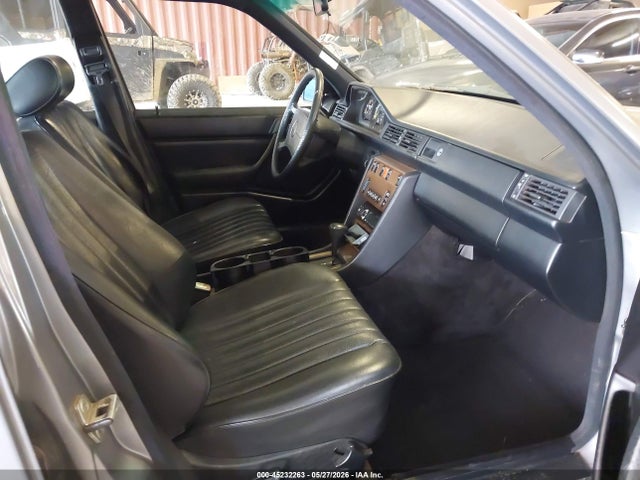 Mercedes-Benz 260 E