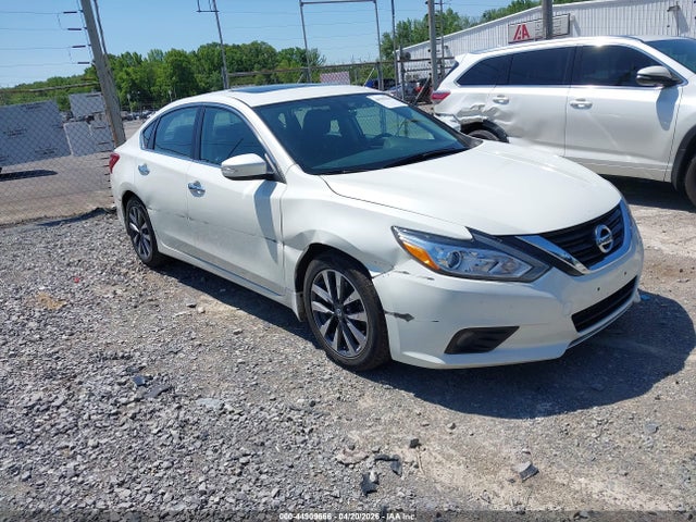Salvage Nissan Altima Image