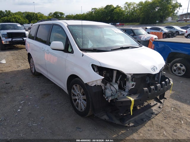 Salvage Toyota Sienna Image