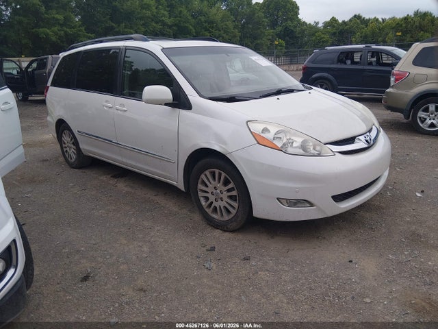 Salvage Toyota Sienna Image