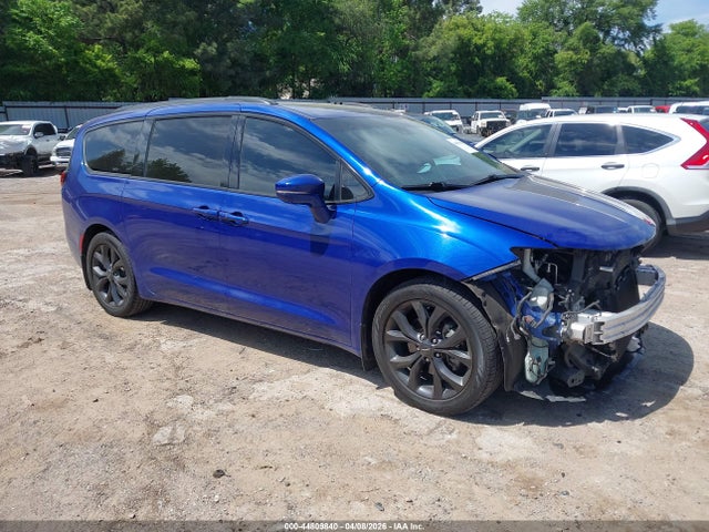 Salvage Chrysler Pacifica Image