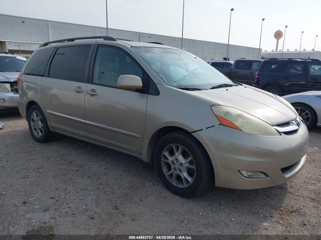 Salvage Toyota Sienna Image