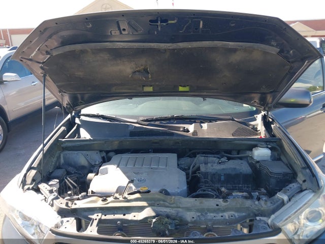 Toyota Highlander Base V6
