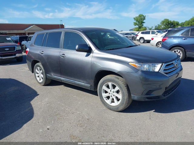 Salvage Toyota Highlander Image
