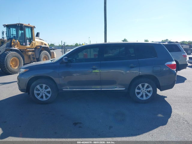 Toyota Highlander Base V6