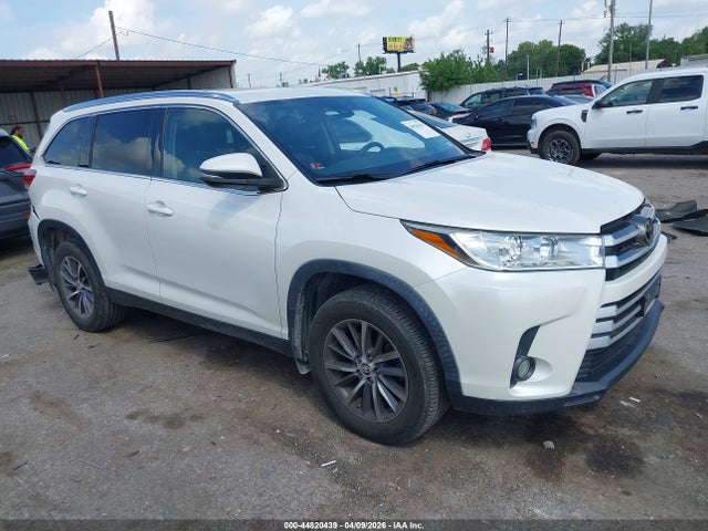 Salvage Toyota Highlander Image