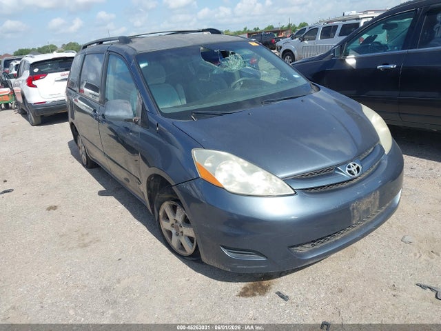 Salvage Toyota Sienna Image