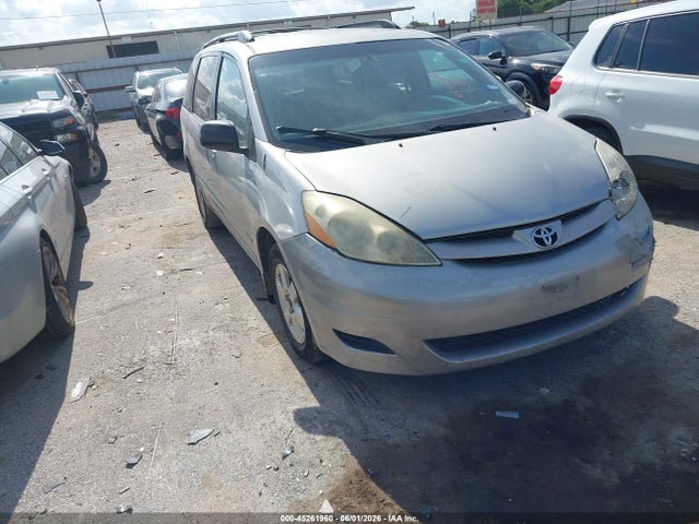 Salvage Toyota Sienna Image