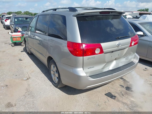 Toyota Sienna Le