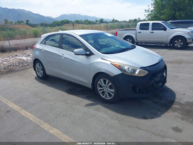 Salvage Hyundai ELANTRA Image