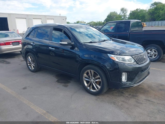 Salvage Kia Sorento Image