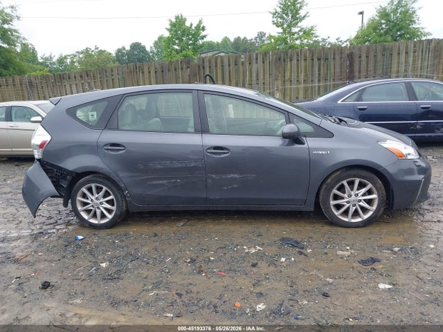 Toyota Prius v Five