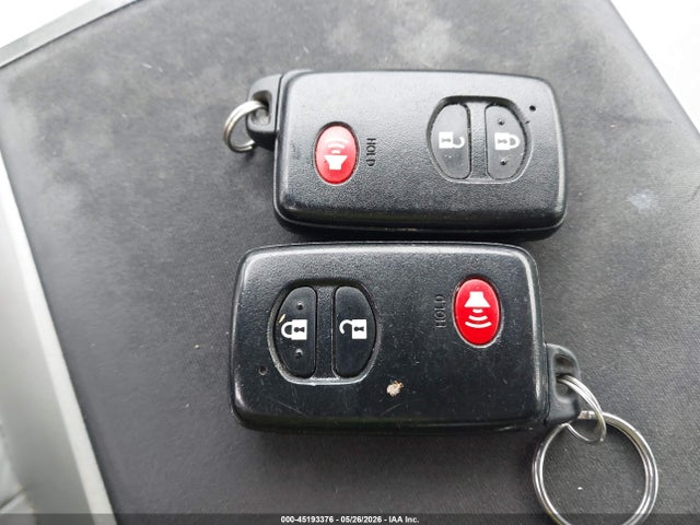 Toyota Prius v Five