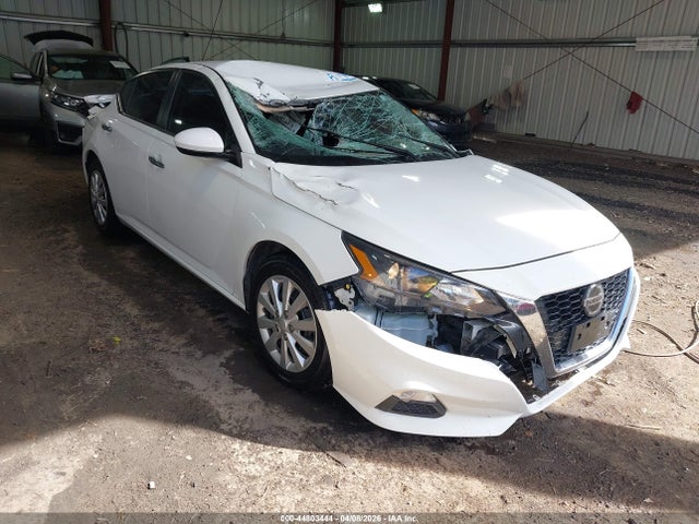 Salvage Nissan Altima Image
