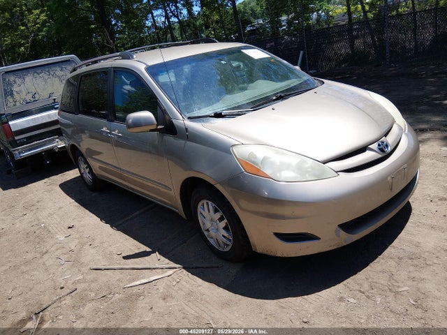 Salvage Toyota Sienna Image
