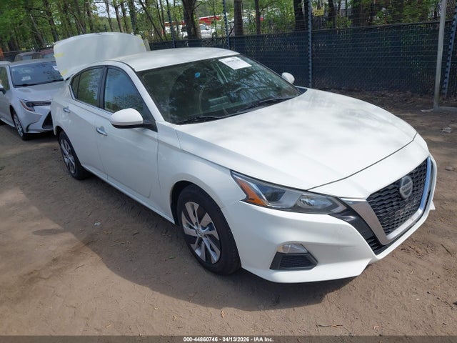 Salvage Nissan Altima Image
