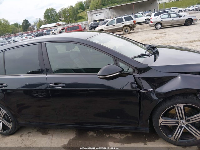 Volkswagen Golf 4-door