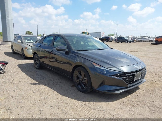 Salvage Hyundai ELANTRA Image