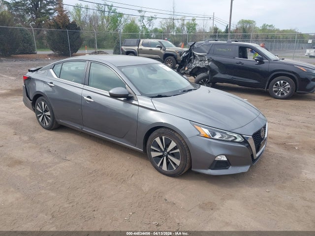 Salvage Nissan Altima Image