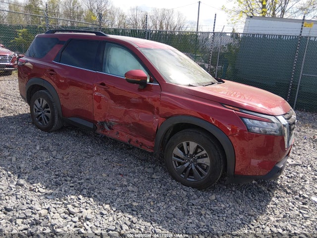Salvage Nissan Pathfinder Image