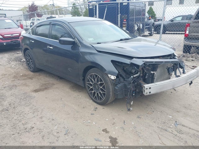 Salvage Nissan Altima Image