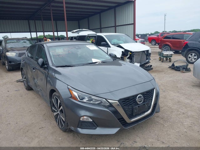 Salvage Nissan Altima Image