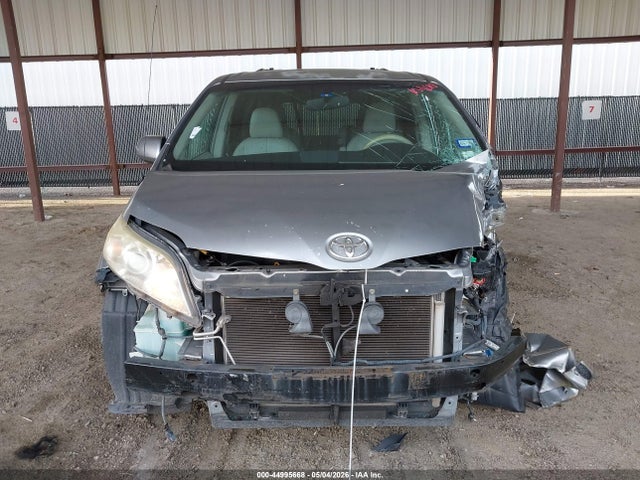 Toyota Sienna Xle V6 8 Passenger