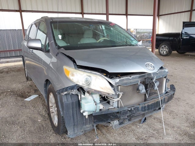 Salvage Toyota Sienna Image