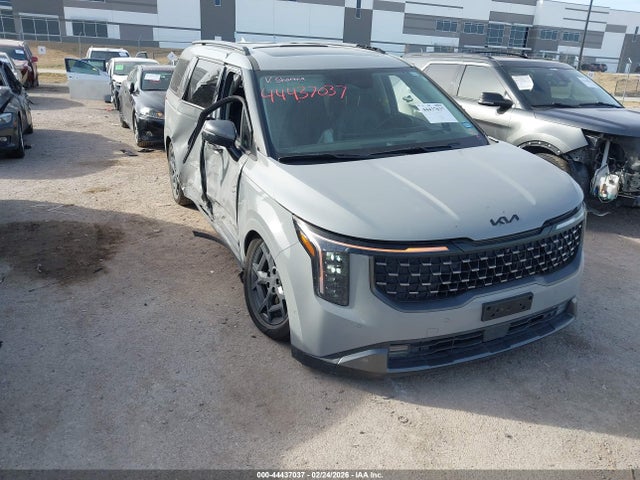 Salvage Kia Carnival Image