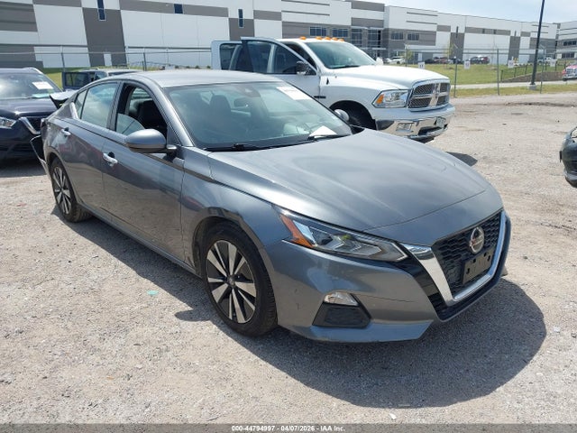 Salvage Nissan Altima Image