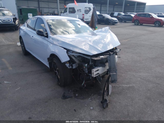 Salvage Nissan Altima Image