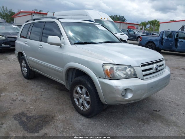 Salvage Toyota Highlander Image