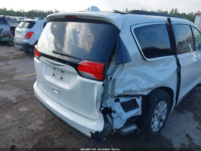 Chrysler Pacifica Touring-l