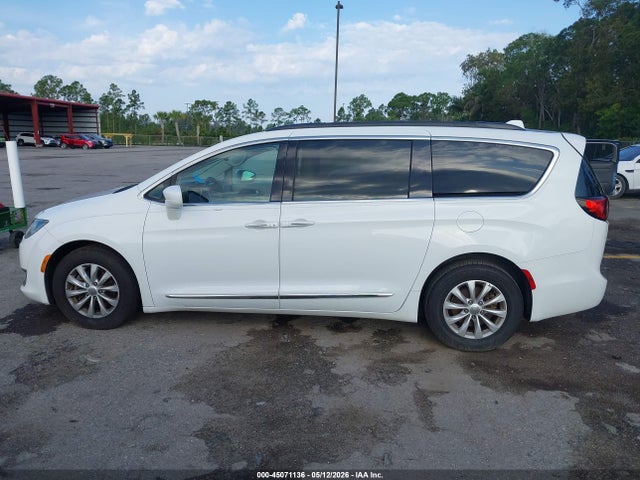 Chrysler Pacifica Touring-l