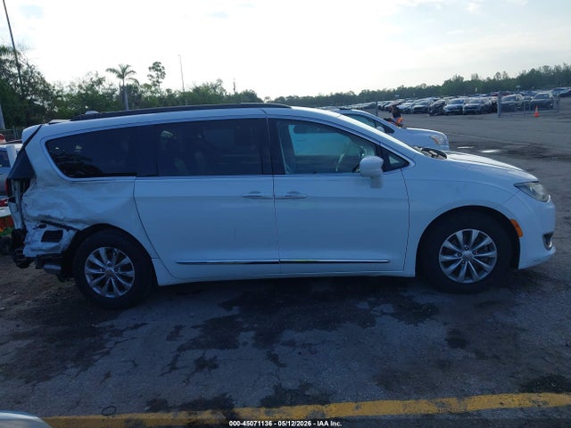 Chrysler Pacifica Touring-l