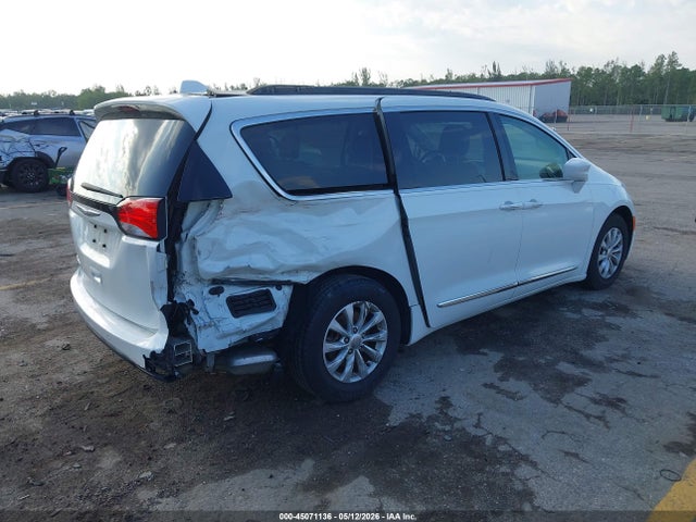 Chrysler Pacifica Touring-l