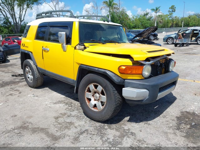 Salvage Toyota FJ Cruiser Image