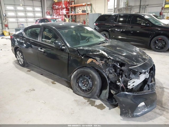 Salvage Nissan Altima Image