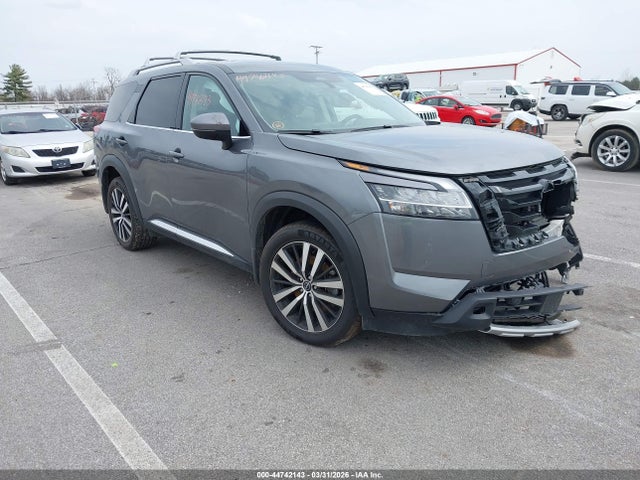 Salvage Nissan Pathfinder Image