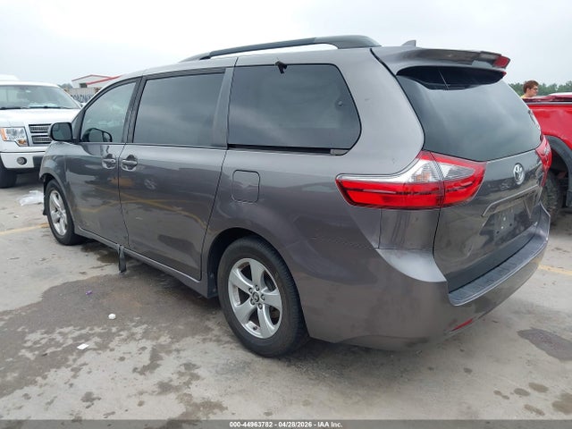 Toyota Sienna Le