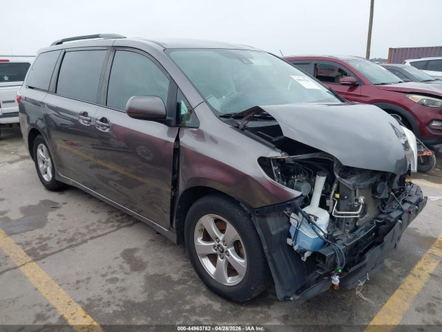Salvage Toyota Sienna Image